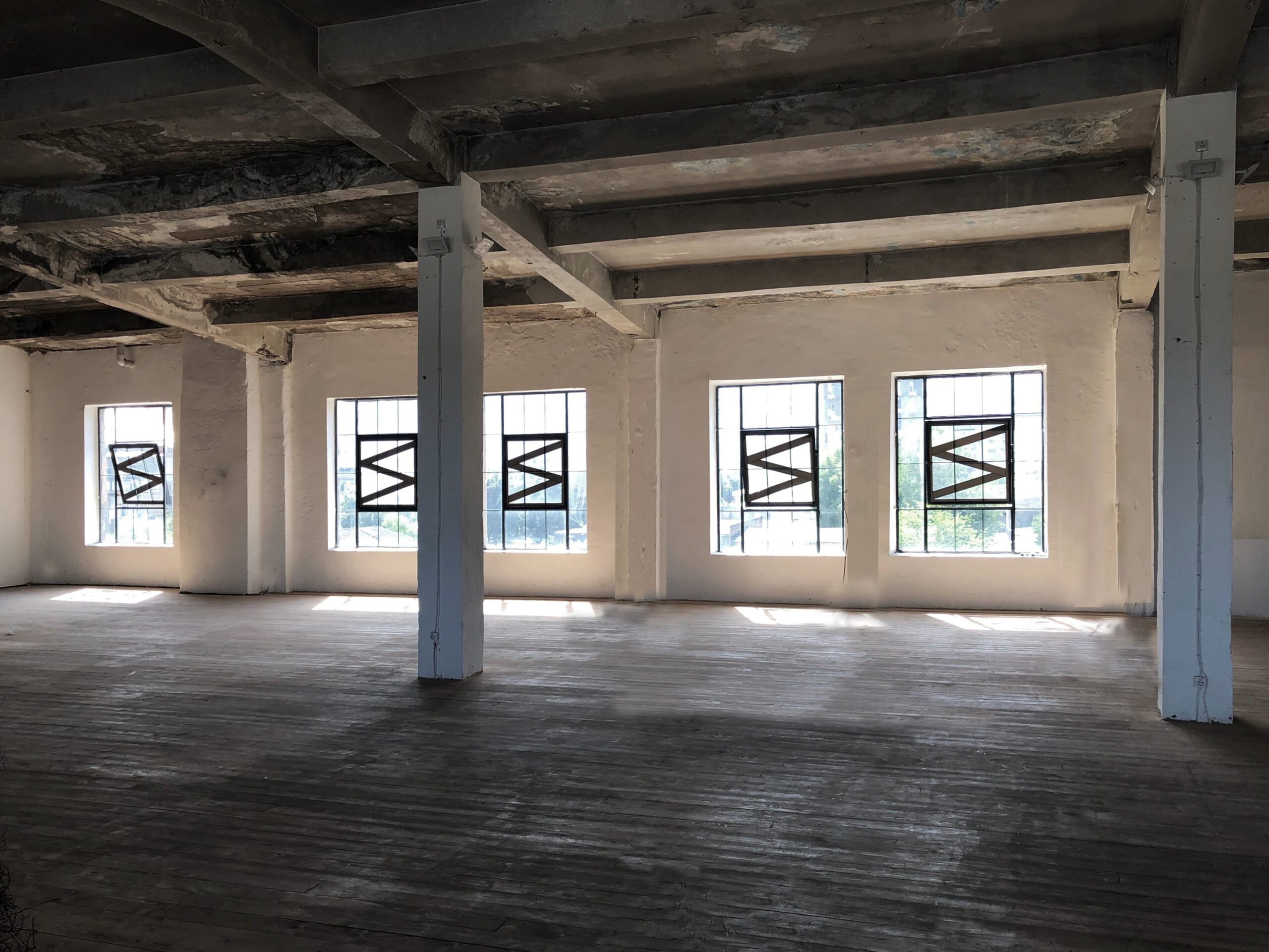 FACADE-FRAMES, adhésif noir sur vitres, taille variable, 2019. HOTEL EUROPA, Open Space, Tbilissi, Géorgie, 2019.